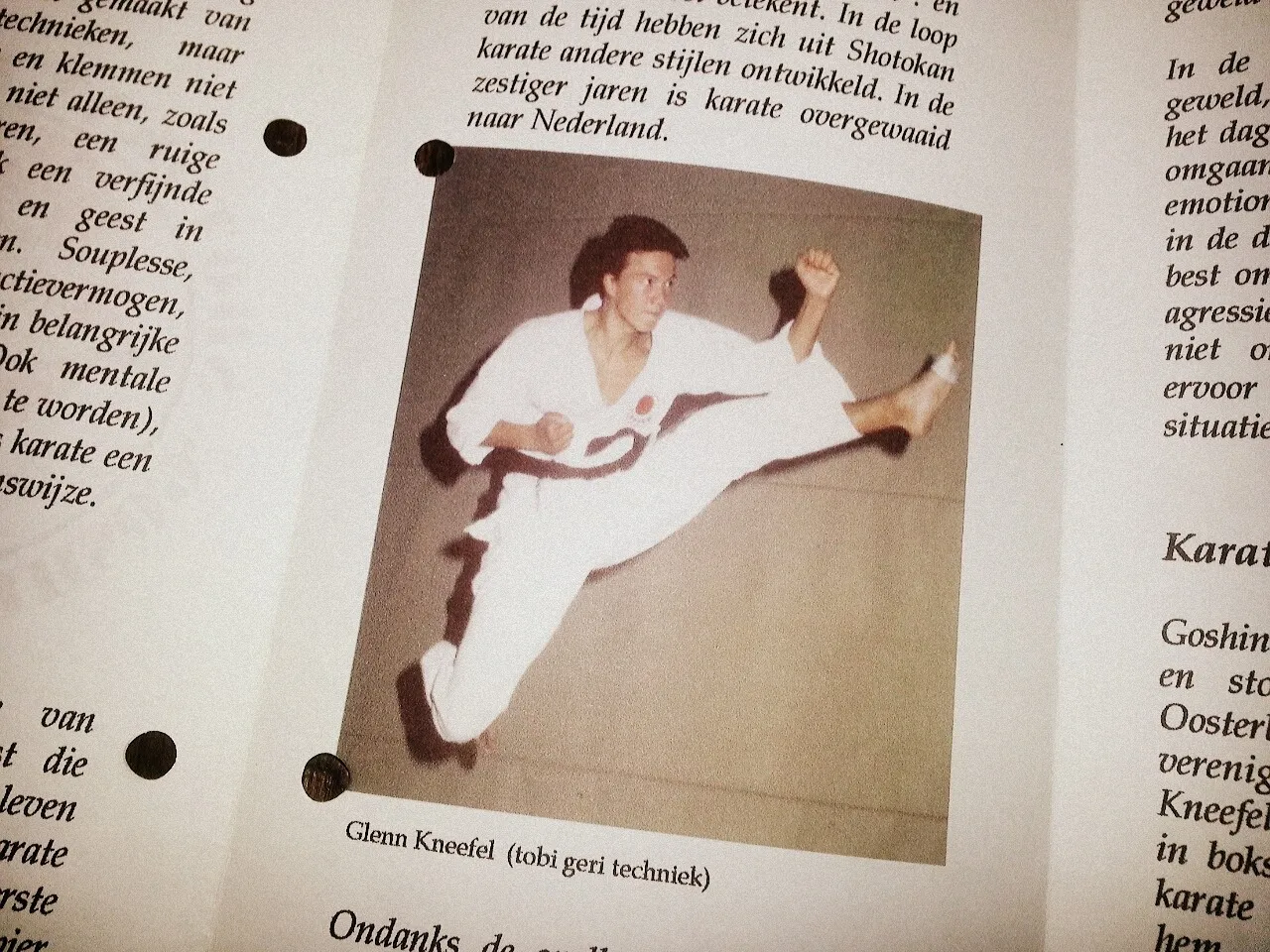 Historische foto van sensei Glenn Kneefel tijdens een sprongtrap (tobi geri)